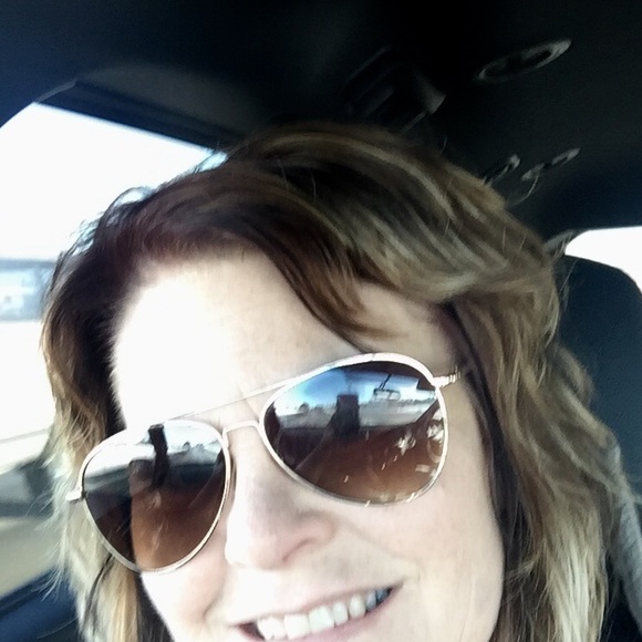 Meet your Posher, Debra - Picture 1 of 1